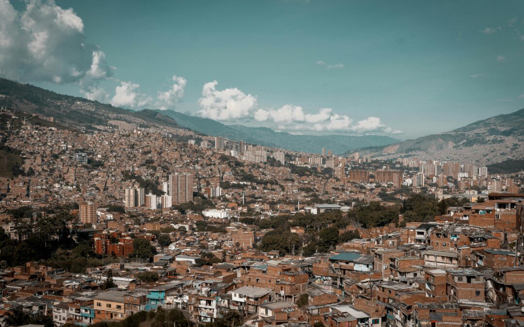 No es culpa de la vivienda turística: La Pulla revela las verdaderas causas detrás de la crisis de vivienda en Medellín