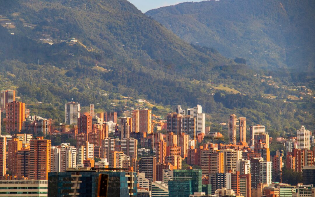 Ni los extranjeros ni la vivienda turística: el verdadero problema de Medellín es que dejó de construir vivienda